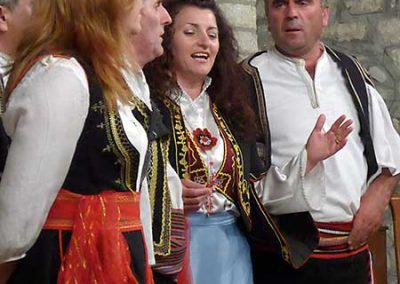 Folkloregruppe in albanischer Landestracht